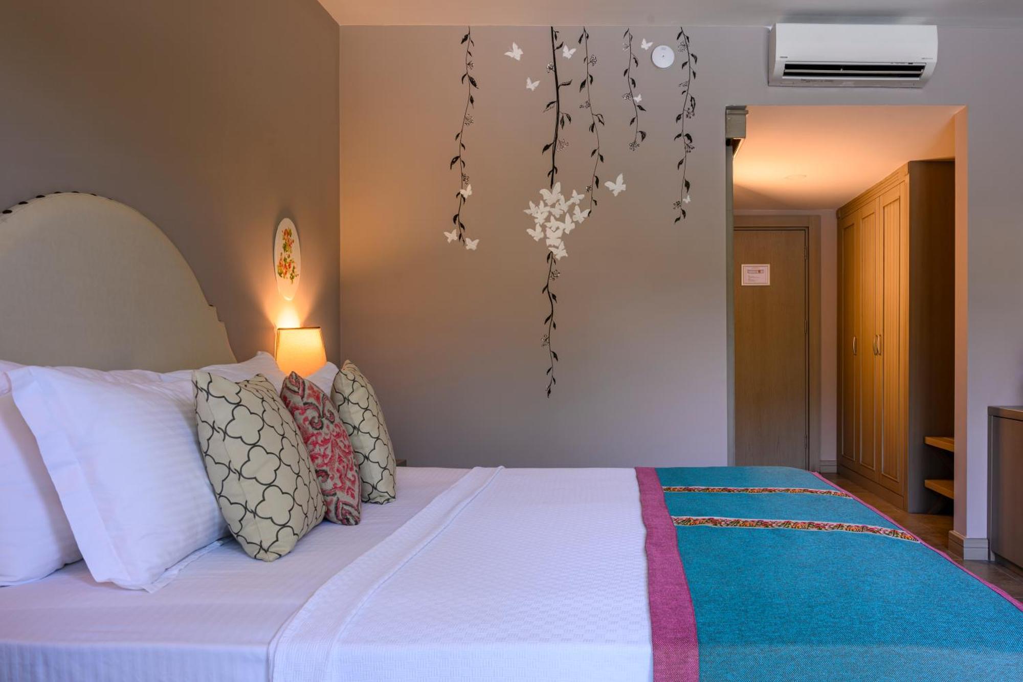 Double Room with Pool View,931583758:JPEG